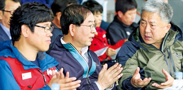 박원순 서울시장(가운데)이 19일 남북 노동자 통일축구대회 남측 대표 결승전이 열린 서울 효창운동장에서 김동만 한국노총 위원장(오른쪽), 한상균 민주노총 위원장과 이야기하고 있다. 연합뉴스