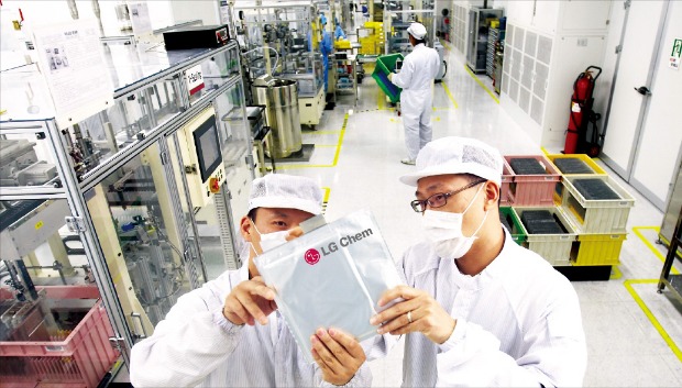 LG화학 오창공장의 전기자동차 배터리 생산라인에서 직원들이 제품을 살펴보고 있다.     