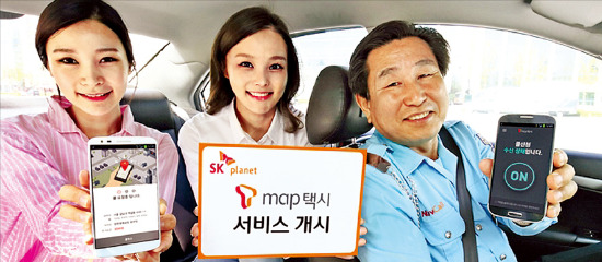 SK플래닛은 21일 스마트폰 애플리케이션 으로 편리하게 택시를 부를 수 있는 ‘T맵 택시’ 승객용 앱을 선보였다. SK플래닛 제공
