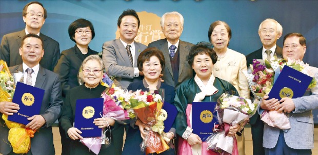 22일 서울 소공동 웨스틴조선호텔에서 열린 제15회 우정선행상 시상식에서 이웅열 코오롱그룹 회장과 수상자 및 심사위원들이 기념촬영하고 있다. 뒷줄 왼쪽부터 김학준 동북아역사재단 이사장, 임선영 씨(대상), 이 회장, 김재순 전 국회의장, 정의숙 전 이화학당 이사장, 손봉호 나눔국민운동본부 대표, 앞줄 왼쪽부터 서동원 씨(장려상), 박정자 씨(본상), 이순임 씨(장려상), 이문희 사랑봉사회 대표(특별상), 임영길 씨(본상). 코오롱 제공