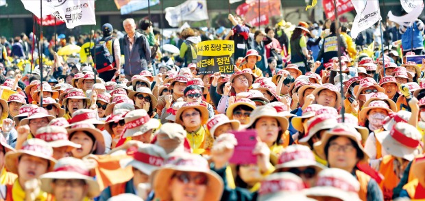 전국민주노동조합총연맹 조합원들이 24일 오후 서울광장에서 열린 총파업 결의대회에서 ‘세월호 진상 규명’ ‘박근혜 정권 퇴진’ 등의 구호를 외치고 있다. 연합뉴스