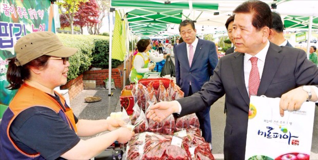 직거래장터 찾은 농협중앙회장