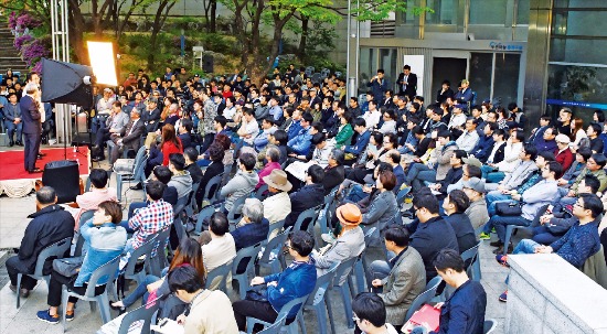 서울 중림동 한국경제신문 본사 야외 소공원에서 지난 25일 열린 정규재tv ‘토크파티’에 참석한 시민들이 현진권 자유경제원장의 얘기를 듣고 있다. 강은구 기자 egkang@hankyung.com