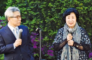 정규재 한국경제신문 주필과 파독 간호사 김병연 씨.