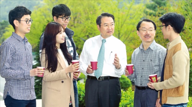 서울대에서 공학을 복수전공하는 문과생들이 지난주 서울대 글로벌공학교육센터 앞에서 이건우 공과대학장 등과 만나 대화를 나누고 있다. 왼쪽부터 조준상(영어교육과 4·컴퓨터공학), 이재은(경영학과 4·기계공학), 박충훈(지리학과 4·컴퓨터공학) 씨, 이 학장, 박근수 컴퓨터공학부장, 엄태휘 씨(경영학과 3·컴퓨터공학). 허문찬 기자 sweat@hankyung.com