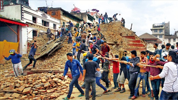 네팔 대지진 '필사의 구조'