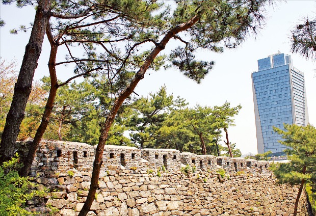 ‘반얀트리 클럽 앤 스파 서울’은 남산 국립극장에서 팔각정으로 이어지는 한양도성길을 품고 있다. 