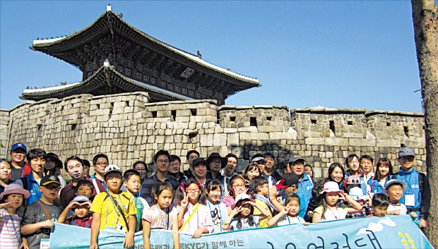 신한은행은 문화유산의 소중함을 알리기 위한 나눔사업을 활발히 펼치고 있다. 신한은행이 2011년부터 소외계층 자녀들을 초청해 열고 있는 ‘궁궐 1박2일’ 프로그램. 신한은행 제공 