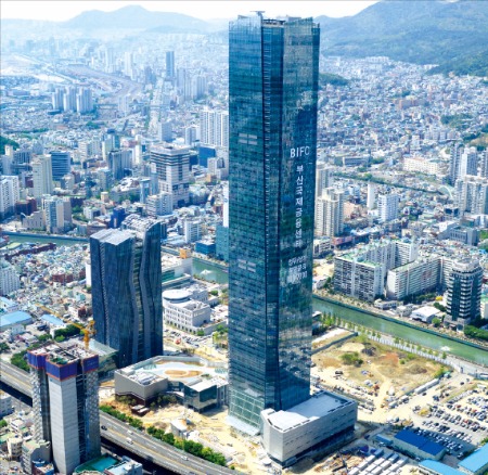 한국해양보증이 오는 5월11일 입주할 부산국제금융센터 전경. 부산시 제공