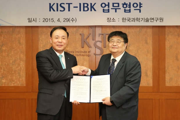 김영규 기업은행 IB본부 부행장(왼쪽)이 서울 성북구 한국과학기술연구원에서 임태훈 KIST 부원장과 협약을 맺고 있다. /기업은행 제공