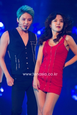 [TENPHOTO] 김준수, 여성 댄서와 섹시 댄스