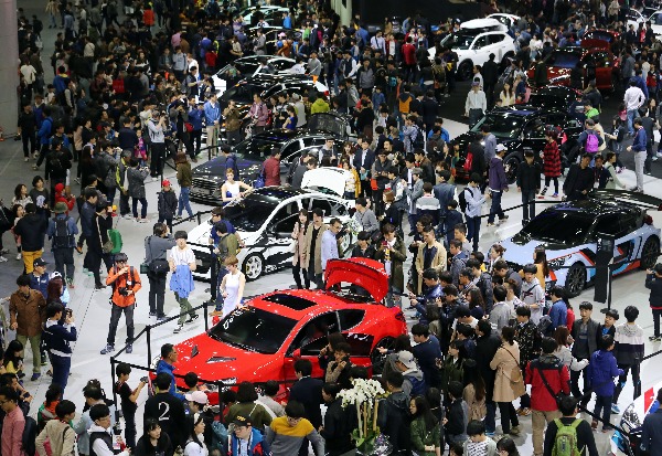 5일 고양시 킨텍스에서 계속된 서울모터쇼에 주말을 맞아 구름인파가 몰려 전시된 차량을 살펴보고 있다. 연합뉴스