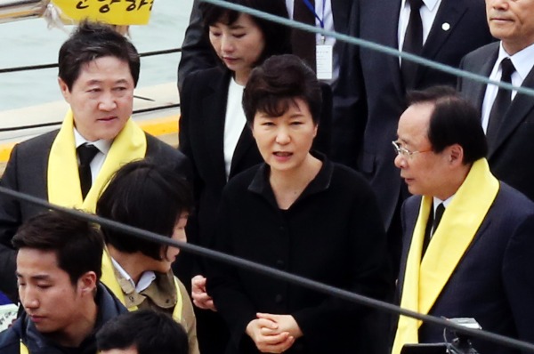  박근혜 대통령이 세월호 참사 1주년인 16일 오후 전남 진도군 팽목항을 방문해 이주영 전 해양수산부 장관과 유기준 해수부 장관과 이야기 하고 있다. 박 대통령 이날 "빠른 시일내 선체인양 나설것"이라고 밝혔다. 