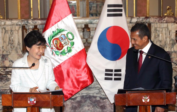 박근혜 대통령과 오얀타 우말루 페루 대통령이 20일 오후(현지시간) 대통령궁에서 열린 공동기자회견에서 밝게 웃고 있다. 