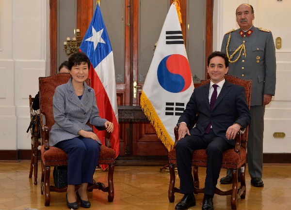  박근혜 대통령이 22일 오후(현지시간) 칠레 옛 국회의사당을 방문, 마르코 안토니오 누네스        하원의장과 만나 환담하고 있다. 