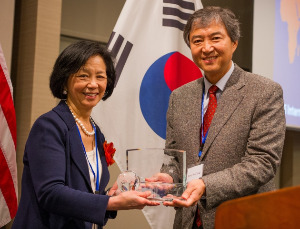 지난달 미국 엘리스캠벨 동문센터에서 '일리노이대 인터내셔널 동문상'을 받는 정병호 교수(오른쪽). / 한양대 제공