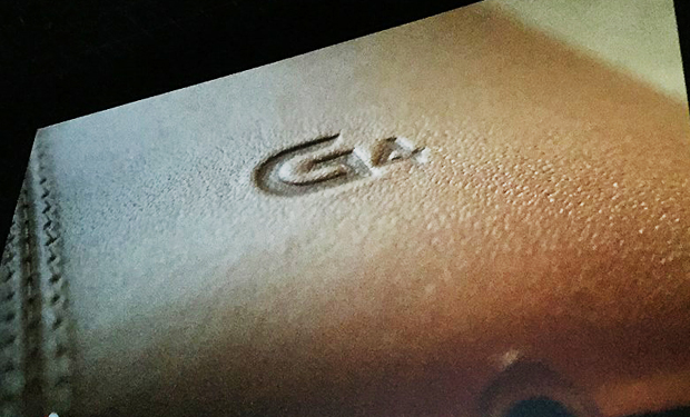 G4 가죽 후면 커버에 선명히 밝힌 G4 음각 로고. 사진=김민성 기자