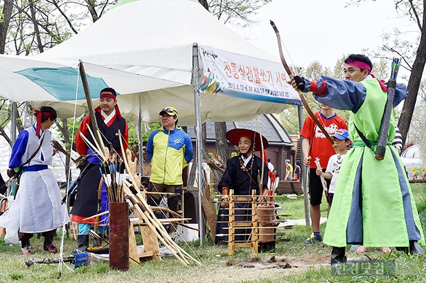 [포토] 강렬한 전통활쏘기 시연 (2015 연천구석기축제)