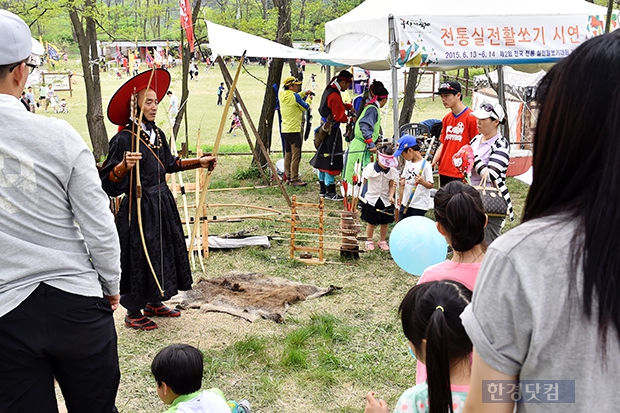 [포토] 전통실전활쏘기 시연 보고 가세요 (2015 연천구석기축제)