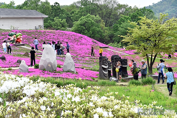 [포토] 황금연휴 맞아 '연천 구석기 축제' 찾은 시민들 