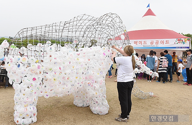 [포토] 점차 완성되는 대형 메머드 (2015 연천구석기축제)