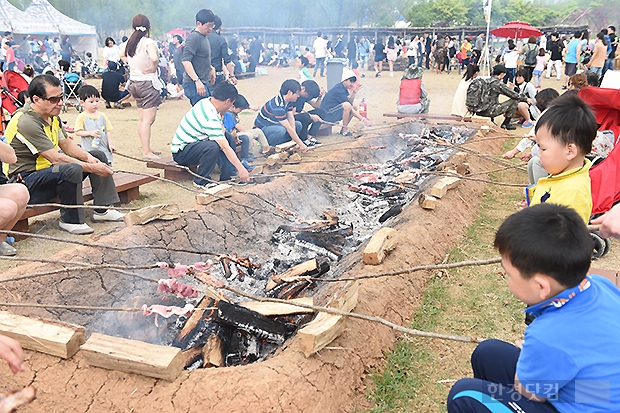 [포토] 장작불에 고기 굽는 시민들 (2015 연천구석기축제)