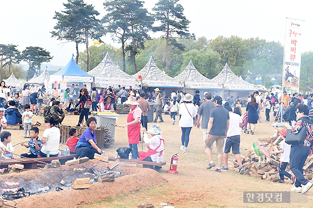 [포토] 불에 직접 고기 구워먹는 이색 바비큐 체험 (2015 연천구석기축제)