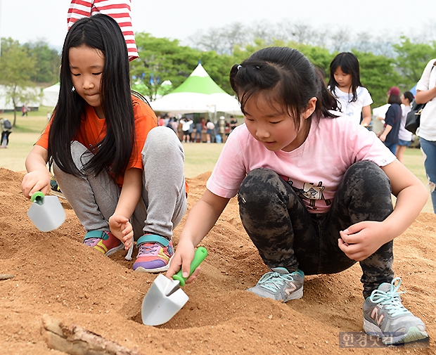 [포토] 즐거운 유물 발굴 체험 (2015 연천구석기축제)