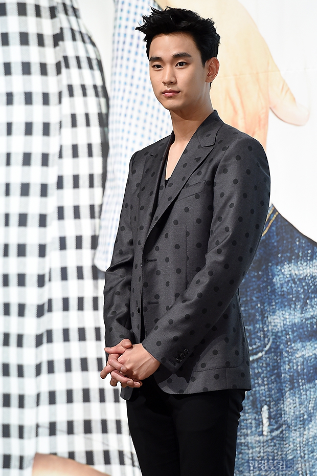 [포토] 김수현, '여심 녹이는 부드러운 모습~'