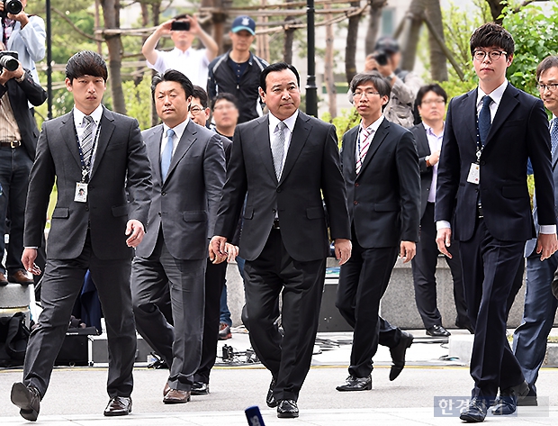 [포토] 이완구 전 총리, 피의자 신분으로 검찰 출석