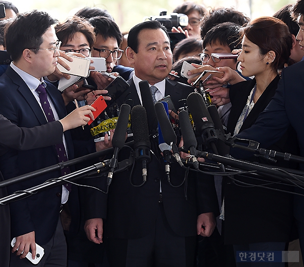 [포토] 이완구 전 총리 입에 쏠린 관심