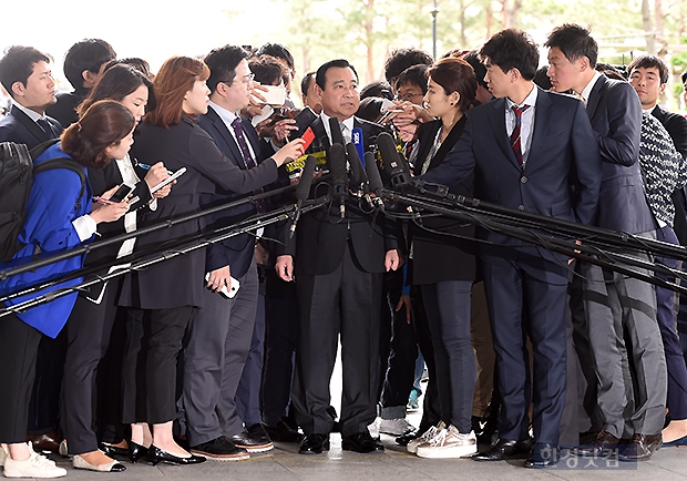 [포토] 취재진에 둘러싸인 이완구 전 총리