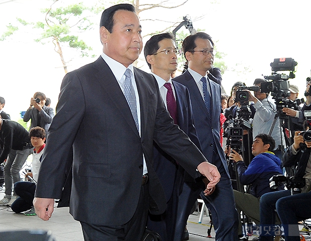 [포토] 이완구 전 총리, '담담한 표정으로 출두'