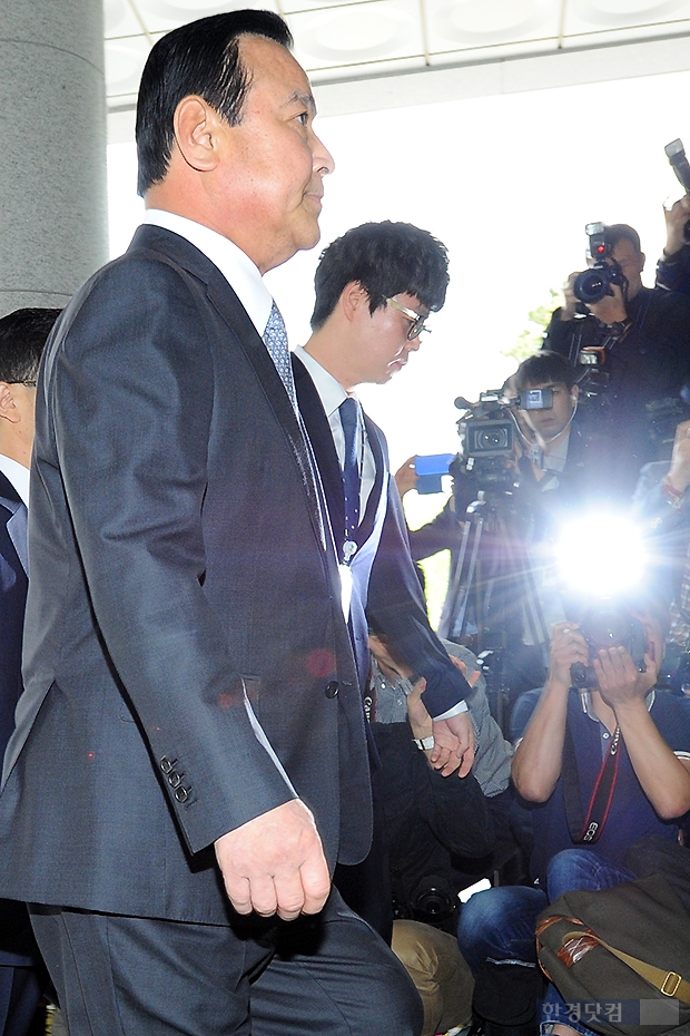 [포토] '검찰 출석' 경직된 모습의 이완구 전 총리