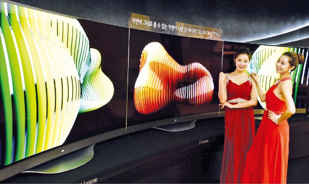 LG전자 모델들이 2015형 LG TV 신제품을 소개하고 있다. 뒤에 있는 제품은 ‘77형 울트라 올레드TV’. LG전자 제공