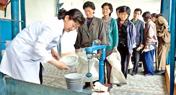 ‘사회적 경제’는 생산된 결과물을 사회적으로 나누자는 경제를 말한다. 사진은 사회적 경제를 가장 잘하고 있다고 주장하는 북한의 식량 배급 장면이다.