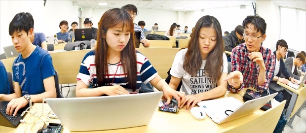 서태원 고려대 컴퓨터학과 교수(맨 오른쪽)와 학생들이 서울 안암동 고려대 강의실에서 컴퓨터 하드웨어 실습을 하고 있다. 신경훈 기자 nicerpeter@hankyung.com