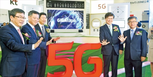 < “5G 기가인터넷 시대 앞당기자” > 최양희 미래창조과학부 장관 등 주요 인사들이 27일 서울 코엑스에서 개막한 ‘월드IT쇼 2015’에서 KT 부스를 찾아 5세대 기가인터넷 시대를 앞당기자는 의미에서 다섯 손가락을 펴 보이고 있다. 오른쪽부터 전인성 KT 부사장, 최 장관, 김기웅 한국경제신문 사장, 구원모 전자신문 대표, 이상홍 정보통신기술진흥센터장. 김병언 기자 misaeon@hankyung.com