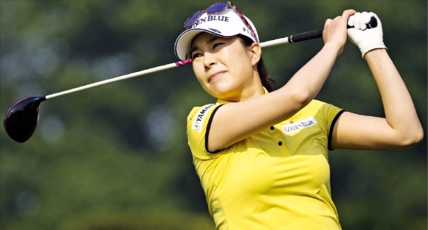 ‘엄마 골퍼’ 안시현(31·골든블루)이 29일 KLPGA 투어 E1채리티오픈 12번홀에서 샷하고 있다. KLPGA 제공