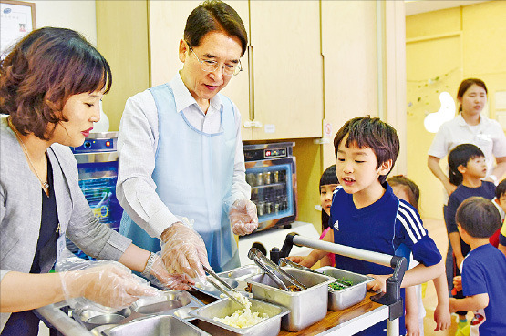 직원 자녀들에게 배식하는 신창재 회장