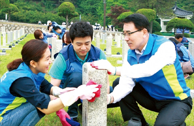 신한은행, 현충원 묘역 청소 자원봉사