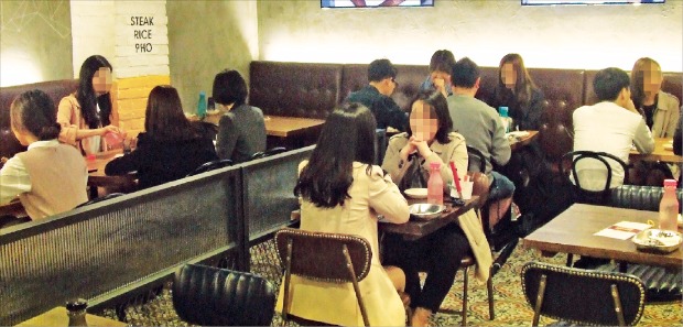서울 역삼동의 스테이크전문점인 ‘리즈스테이크갤러리’에서 손님들이 점심식사를 즐기고 있다. 리즈스테이크갤러리 제공 