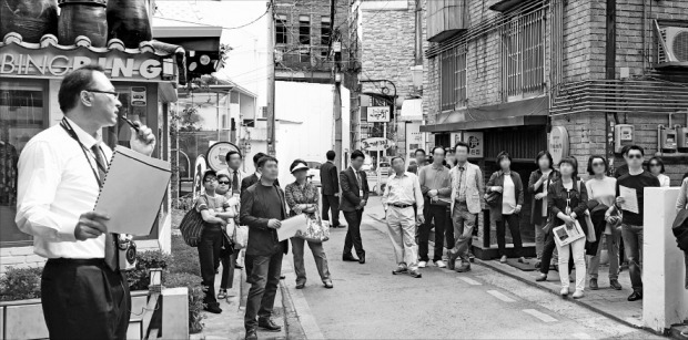 기업은행의 ‘홍대 상권 부동산 투어’에 참가한 PB고객들이 부동산 투자 컨설턴트(왼쪽)의 상권분석에 귀를 기울이고 있다. 박한신 기자