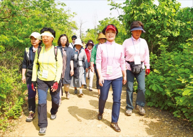 요리 연구가 이양지 마크로비오틱협회장(앞줄 오른쪽)이 지난 1일 서울둘레길 고덕·일자산 코스를 시민들과 함께 걷고 있다. 강은구 기자 egkang@hankyung.com