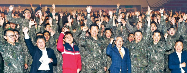 육군 22보병사단 장병들을 위한 ‘1사1병영 육군 토크콘서트 생.동.감’이 지난달 30일 강원 고성종합체육관에서 열렸다. 앞줄 왼쪽 두 번째부터 김태현 두마음행복연구소장, 노치권 양산집 대표, 최병혁 22보병사단장, 김낙회 제일기획 고문. 신경훈 기자 nicerpeter@hankyung.com