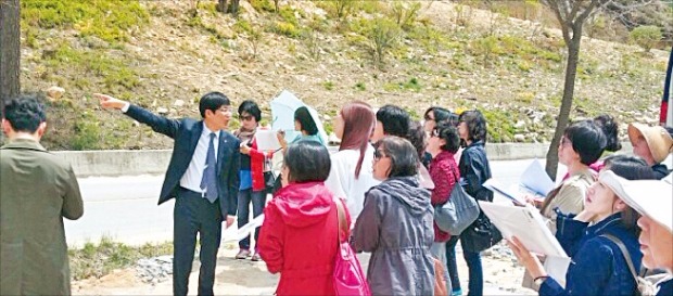 부동산 투자자들이 신한은행 주최로 진행된 ‘강원 평창 부동산 필드아카데미’ 행사에 참석해 매물로 나온 토지에 대해 설명을 듣고 있다.   윤아영 기자