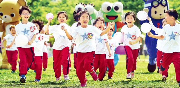 < 우리들 세상 > 어린이날을 하루 앞둔 4일 서울 상암동 월드컵공원 난지잔디광장에서 열린 ‘마포어린이대축제’에 참가한 아현동 토리어린이집 소속 어린이들이 풍선을 손에 들고 달리기를 하고 있다. 허문찬 기자 sweat@hankyung.com