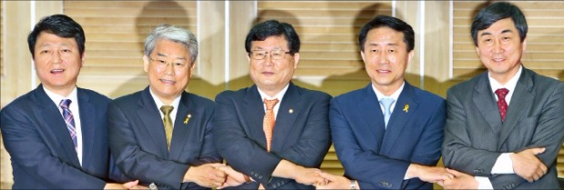 새정치민주연합 원내대표 경선에 출마한 최재성(왼쪽부터), 김동철, 설훈, 조정식, 이종걸 후보가 6일 국회 의원회관에서 열린 합동초청토론회에서 손을 잡고 기념촬영하고 있다. 연합뉴스