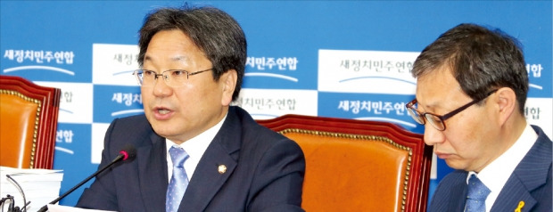 강기정 새정치민주연합 정책위원회 의장(왼쪽)이 7일 국회에서 열린 공무원연금개혁특별위원회 대책회의에서 “문형표 보건복지부 장관에 대한 해임 건의안 제출을 논의하겠다”고 밝히고 있다. 연합뉴스