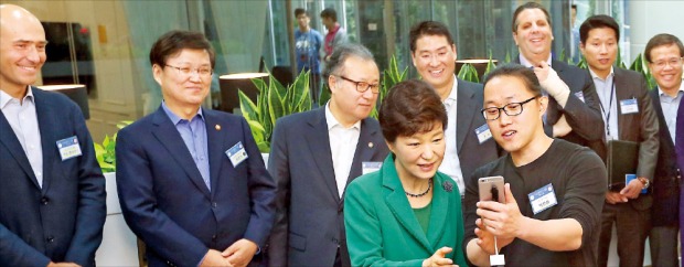 박근혜 대통령이 8일 서울 대치동 ‘구글캠퍼스 서울’에서 스마트폰 사진 보정 애플리케이션을 이용해 사진을 촬영하고 있다. 강은구 기자 
egkang@hankyung.com